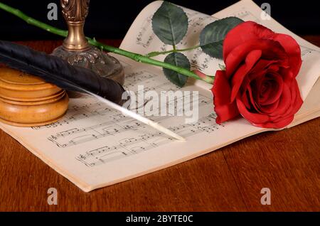 Die Rose auf Notebooks mit Noten Stockfoto