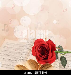 Die Rose auf Notebooks mit Noten Stockfoto