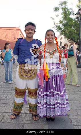 Mann und Frau in regionalen Kostümen, Oaxaca, Mexiko Stockfoto