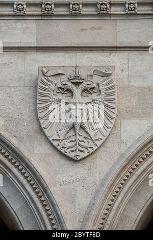 Wappen als Dekorationselemente an der Fassade des Rathauses in Wien, Österreich, Nahaufnahme, Details Stockfoto