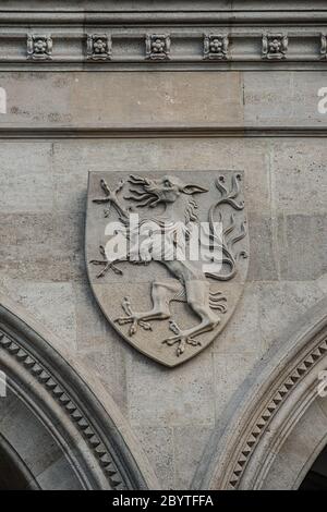 Wappen als Dekorationselemente an der Fassade des Rathauses in Wien, Österreich, Nahaufnahme, Details Stockfoto