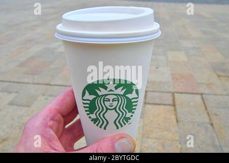 BRATISLAVA, SLOWAKEI - 8. JUNI 2020: Eine Hand, die eine Starbucks Tasse heißes Getränk hält. Stockfoto