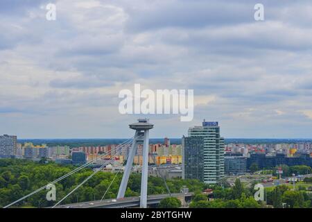 BRATISLAVA, SLOWAKEI - 8. JUNI 2020: Brücke des Slowakischen Nationalaufstandes, allgemein als die meisten Slovenskeho narodneho povstania oder die UFO B bezeichnet Stockfoto