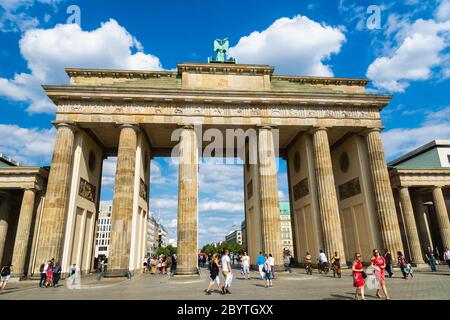 Berlin, Deutschland - Juli 2019: Brandenburger Tor und Besucher an einem sonnigen Sommertag in Berlin. Das Brandenburger Tor ist eines der Wahrzeichen Stockfoto