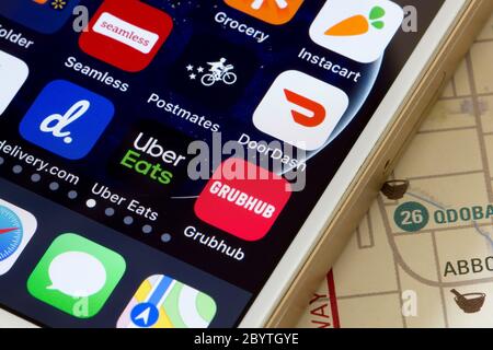 Mobile App-Icons von verschiedenen Lebensmittel-Lieferservice sind auf einem Smartphone gesehen, einschließlich DoorDash, Grubhub, Uber isst, Instacart, Seamless, etc. Stockfoto