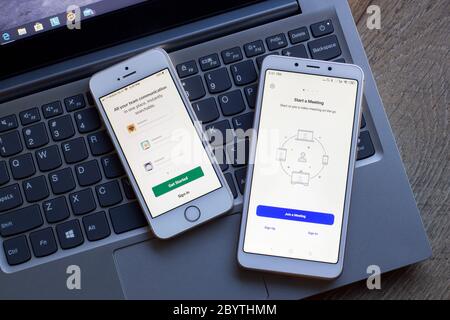Anmeldeseiten für Team-Kommunikation und Collaboration-Tools auf Smartphones. Links: Slack. Rechts: Zoom Cloud Meetings. Stockfoto