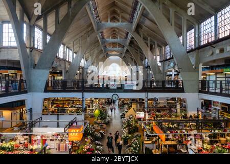 Breslau, Polen - August 2019: Breslauer Markt Hall Architektur-Shop - Indoor-Lebensmittelmarkt im Stadtzentrum von Breslau, in der Nähe Piaskowa Pier. Stockfoto