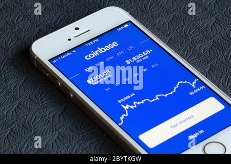 Die Anmeldeseite der Coinbase Mobile App wird auf einem Smartphone angezeigt. Die digitale Währungsplattform Broker Börsen von Bitcoin, Ethereum, Ethereum Classic, etc. Stockfoto