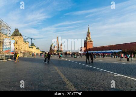 Moskau - Mai 2019: Blick auf den Roten Platz und Besucher am Frühlingstag in Moskau, Russland. Der Rote Platz und der Kreml sind die Top-Touristenattraktion Moskaus. Stockfoto