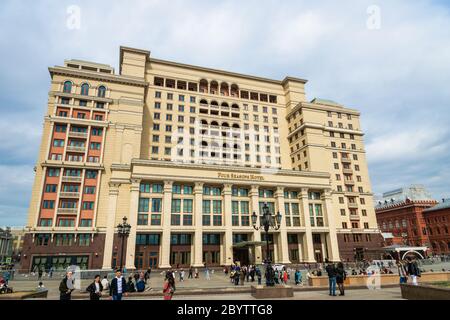 Moskau, Russland - April 2019: Four Seasons Hotel in Moskau - berühmtes Wahrzeichen Hotel im Zentrum von Moskau, Russland. Stockfoto