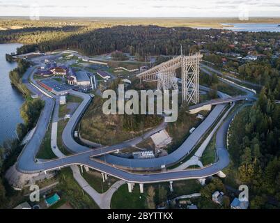 Luftaufnahme eines Komplexes von Sportanlagen für den Wintersport in der Nähe von St. Petersburg Stockfoto