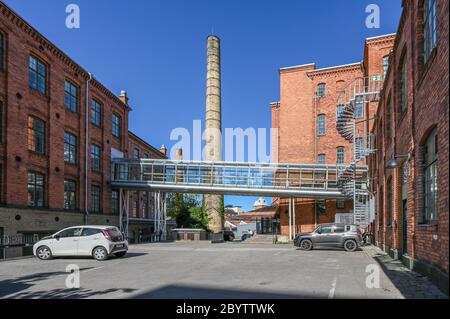 Die alte Industrielandschaft im Sommer. Norrkoping ist eine historische Industriestadt in Schweden, die für ihre Textilfabriken bekannt ist, die vor langer Zeit geschlossen wurden. Stockfoto