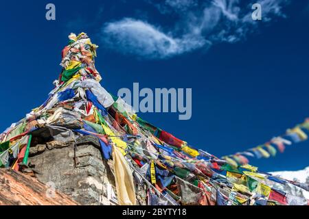 Buddhistische Stupa mit Gebetsfahnen Stockfoto