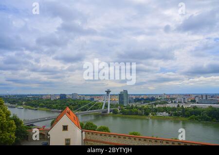 BRATISLAVA, SLOWAKEI - 8. JUNI 2020: Brücke des Slowakischen Nationalaufstandes, allgemein als die meisten Slovenskeho narodneho povstania oder das UFO bezeichnet Stockfoto