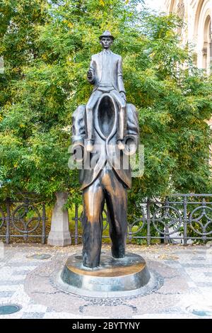 PRAG, TSCHECHISCHE REPUBLIK - 17. OKTOBER 2018: Franz Kafka Denkmal. Ungewöhnliche Skulptur im jüdischen Viertel, Prag, Tschechische Republik Stockfoto