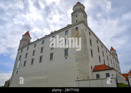 Blick auf die Burg Bratislava. Bratislava Burg - Bratislava hrad - Hauptburg von Bratislava, Hauptstadt der Slowakei. Stockfoto