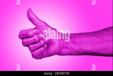Alte Frau mit Arthritis geben den Daumen nach oben Zeichen Stockfoto