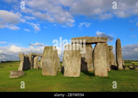 Stonehenge ist ein prähistorisches Denkmal und eines der Wunder der Welt. Es befindet sich in Salisbury, Wiltshire. Stockfoto