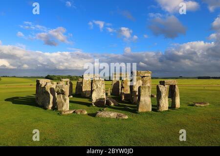 Stonehenge ist ein prähistorisches Denkmal und eines der Wunder der Welt. Es befindet sich in Salisbury, Wiltshire. Stockfoto