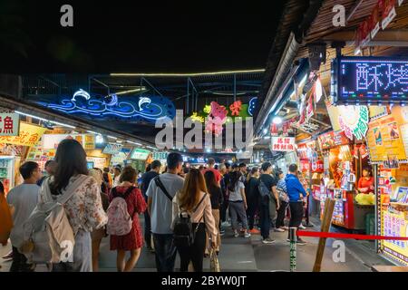 Hualien, Taiwan - März 2019: Hualien Nachtmarkt und Besucher zu Fuß in Hualien City, Taiwan. Dieser Markt ist bei Einheimischen und Touristen beliebt. Stockfoto