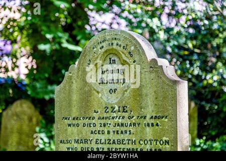 Ein Grabstein mit dem Motto „in Loving Memory of“ im Victorian Tower Hamlets Cemetery Park, London, Großbritannien Stockfoto