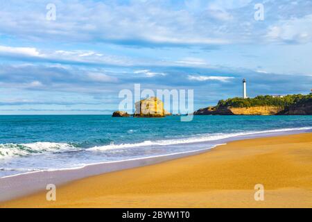 Plage Miramar und der Leuchtturm (Phare de Biarritz), erbaut 1834, Biarritz, Frankreich Stockfoto