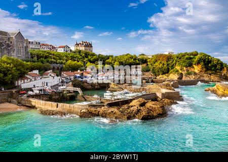 Charmanter kleiner Fischerhafen Le Port des Pêcheurs mit der Stadt im Hintergrund, Biarritz, Frankreich Stockfoto