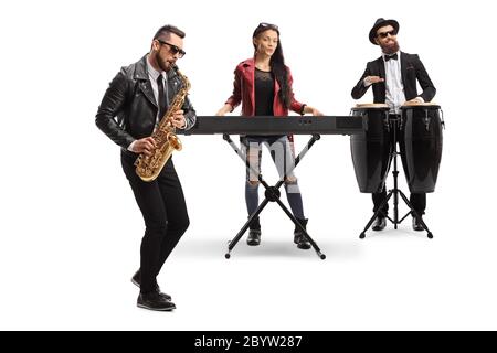 Musikband mit einem männlichen Saxophonisten, einer weiblichen Keyboardspielerin und einem Conga-Schlagzeuger auf weißem Hintergrund isoliert Stockfoto