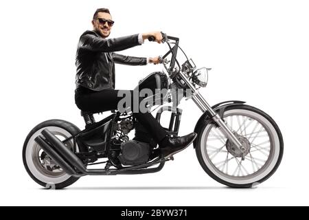 Schöner Mann Biker auf einem benutzerdefinierten Chopper isoliert auf weißem Hintergrund Stockfoto