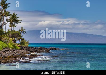 Tropischer Blick auf den aquamarinen Ozean von Maui bis Lanai in der Ferne. Stockfoto