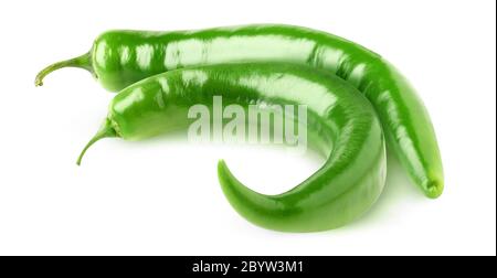 Zwei grüne Chilischoten von geschwungenen Formen auf weißem Hintergrund isoliert Stockfoto