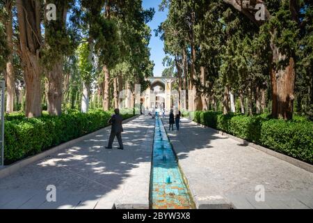 Kashan, Iran - Juni 2018: Fin Garden in Kashan, Iran und Besucher - Fin Garden ist einer der berühmtesten königlichen Gärten im Iran. Stockfoto