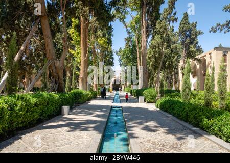 Kashan, Iran - Juni 2018: Fin Garden in Kashan, Iran und Besucher - Fin Garden ist einer der berühmtesten königlichen Gärten im Iran. Stockfoto