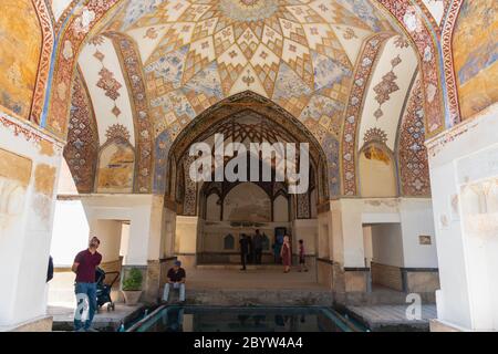 Kashan, Iran - Juni 2018: Fin Garden in Kashan, Iran und Besucher - Fin Garden ist einer der berühmtesten königlichen Gärten im Iran. Stockfoto