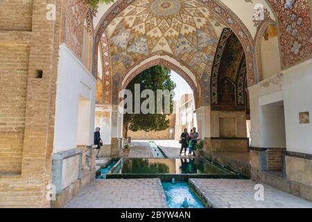 Kashan, Iran - Juni 2018: Fin Garden in Kashan, Iran und Besucher - Fin Garden ist einer der berühmtesten königlichen Gärten im Iran. Stockfoto