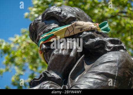 Edward Colston Statue in Bristol, England, bevor sie von Demonstranten auf einem Black Lives Matter march 2020 niedergebracht wurde Stockfoto