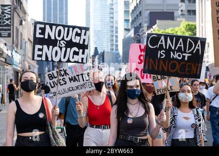 Demonstranten marschieren in Toronto, Ontario, um Black Lives Matter zu unterstützen, kritisieren Kanadas Geschichte und lenken die Aufmerksamkeit auch auf Trans-Lives. Stockfoto