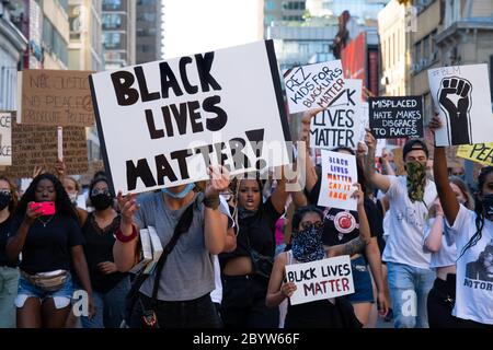 Black Lives Matter Anhänger marschieren nach dem Tod von Regis Korchinski-Paquet und George Floyd durch die Innenstadt von Toronto. Stockfoto