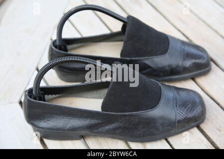 Paar schwarze Leder Slip On Schuhe Stockfoto