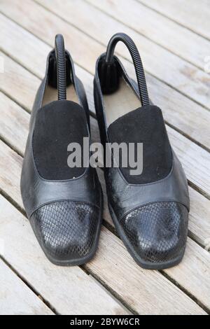 Paar schwarze Leder Slip On Schuhe Stockfoto