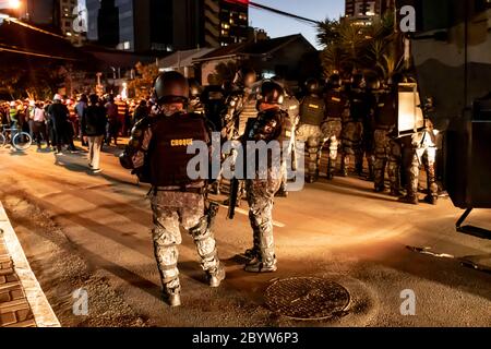 Sao Paulo, Brasilien, 07. Juni 2020. Riot bereit, den Eintritt von Demonstranten zugunsten der Demokratie und gegen die Bolsonaro-Regierung in Pinheiros Nachbarschaft in Sao Paulo zu verhindern Stockfoto