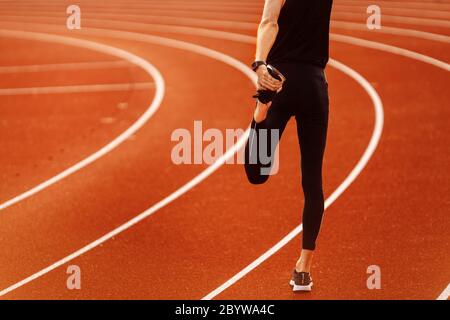 Junger Athlet Mann bereitet sich auf das Rennen im Stadion Stockfoto