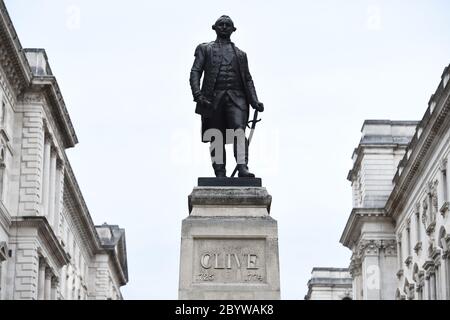 Eine Statue von Robert Clive in der King Charles Street, London. Stockfoto