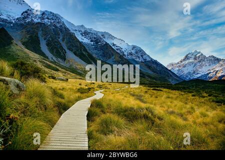 Die hölzerne Promenade, die den Weg durch den Hooker Valley Track im Aoraki Mt Cook Nationalpark zum höchsten Berg Neuseelands in der Südalp bietet Stockfoto