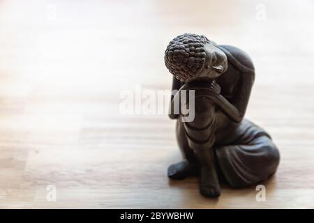 Buddhah Skulptur auf Schreibtisch - Miniatur Buddhah Statue auf Schreibtisch - Konzept Bild für Vermittlung, Achtsamkeit, Entspannung, Philosophie Stockfoto