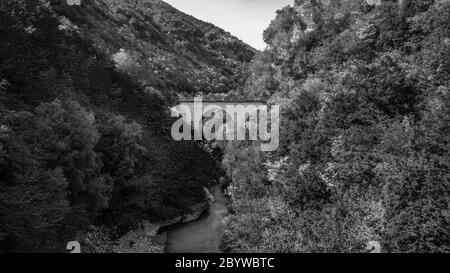 Die Lavelle-Brücke liegt im mittleren Süden Italiens. Unter dem Wasser hat die Steine erosed ein wahres natürliches Meisterwerk zu schaffen. Stockfoto