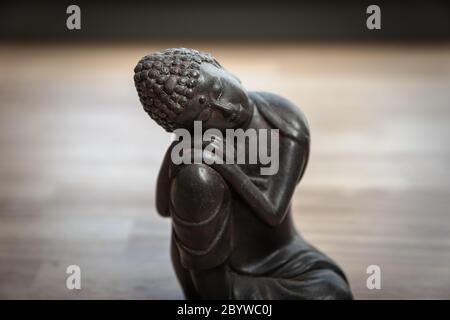Buddhah Skulptur auf Schreibtisch - Miniatur Buddhah Statue auf Schreibtisch - Konzept Bild für Vermittlung, Achtsamkeit, Entspannung, Philosophie Stockfoto