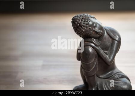 Buddhah Skulptur auf Schreibtisch - Miniatur Buddhah Statue auf Schreibtisch - Konzept Bild für Vermittlung, Achtsamkeit, Entspannung, Philosophie Stockfoto
