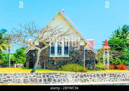 Notre Dame de Auxiliatrice - ländliche Kirche mit rotem Dach in Cap Malheureux tropisches Dorf auf Mauritius Insel, Indischer Ozean. Stockfoto