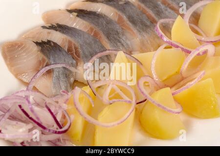 Gesalzener Hering mit gekochten Kartoffeln Stockfoto